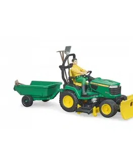 Bruder Traktor John Deere s prívesom a záhradníkom, 17,5 x 19 x 30 cm